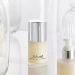 SENSAIs Produktflasche für den Throat and Bust Lifting Effect auf dem Tisch mit einer weiteren Flasche ohne Deckel auf der Vorderseite